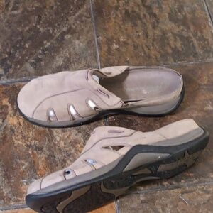 Clarks clogs size 10